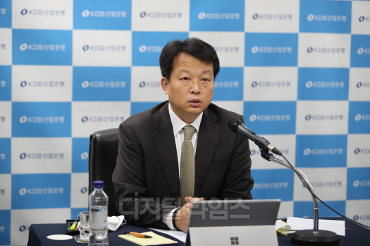 최대현 산업은행 선임 부행장이 2일 온라인 기자간담회에서 쌍용차 지원과 관련해 발언하고 있다(산업은행 제공).